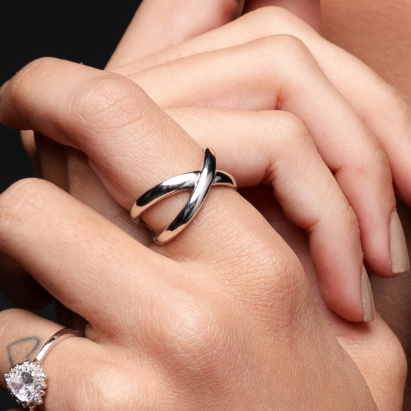 Anel Feminino Com Design Em X Vazado Banhado A Ródio