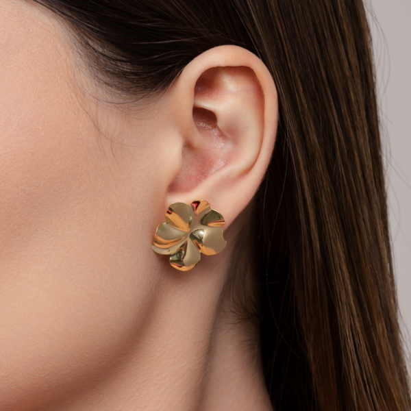 Brinco Feminino De Flor Trabalhada Banhado A Ouro Com Detalhes Delicados