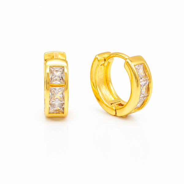 Brinco de Argolinha com Zircônias Quadradas Cravadas Banhado a Ouro Elegante