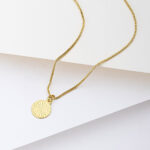 Colar Com Pingente Redondo Texturizado Banhado A Ouro