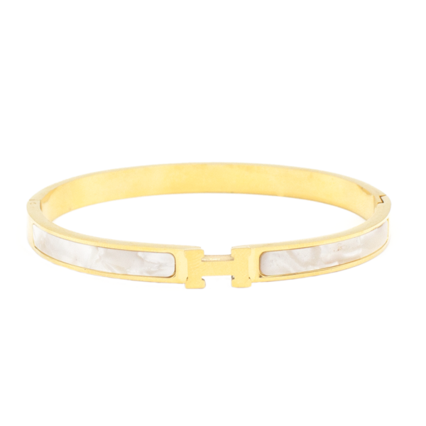 Bracelete Com Madrepérola E Detalhe “H” Liso Em Aço Inox Com Revestimento PVD Dourado