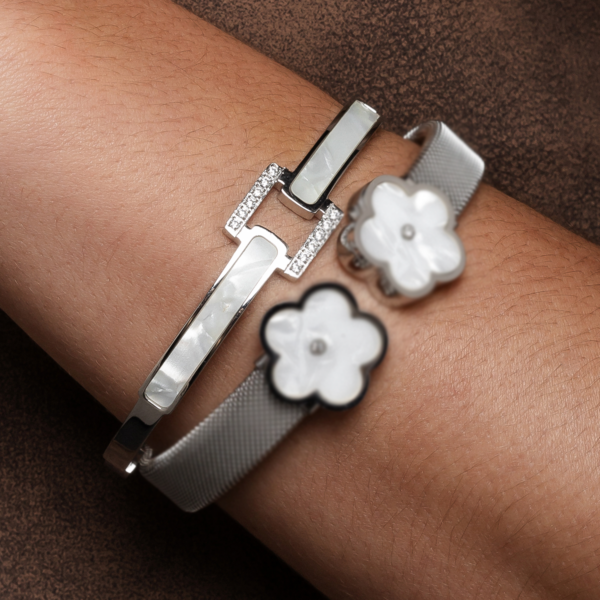 Bracelete Com Madrepérola E Detalhe Central Quadrado Cravejado Em Aço Inox Com Revestimento PVD Dourado