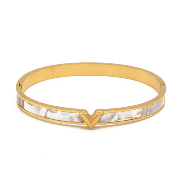 Bracelete Feminino Rígido Com Detalhe Em “V” E Madrepérola Em Aço Inox PVD Dourado