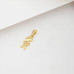 Pingente Menino Detalhado Com Ponto De Luz Central Banhado A Ouro