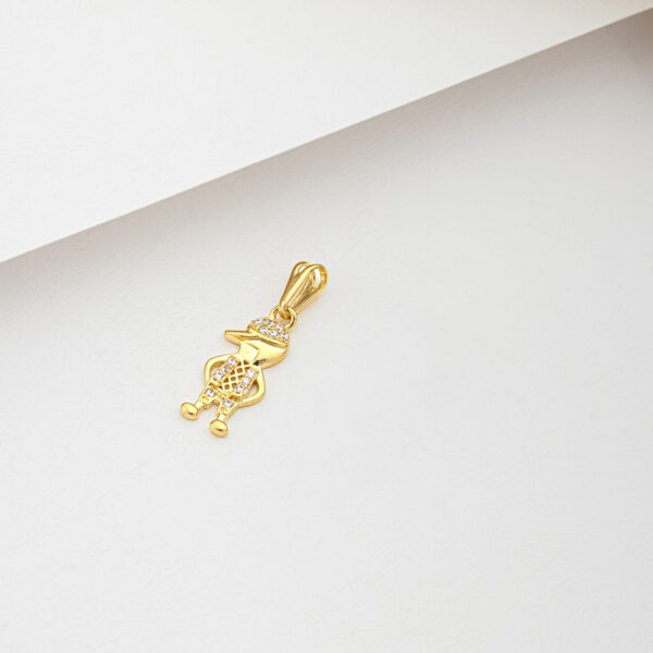 Pingente Menino Detalhado Com Ponto De Luz Central Banhado A Ouro