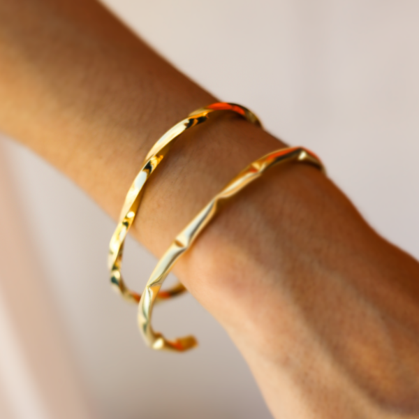 Bracelete Rígido Torcido Design Escultural Banhado A Ouro