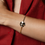 Pulseira Malha Singapura Com Medalha Central Banhada A Ouro Com Design Moderno