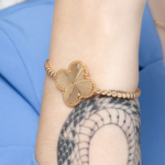 Bracelete Dourado Clover Guilloché Elegância Radiante Em Cada Detalhe Banhado A Ouro