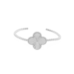 Bracelete Rígido Clover Guilloché Elegância Atemporal Banhado A Ródio
