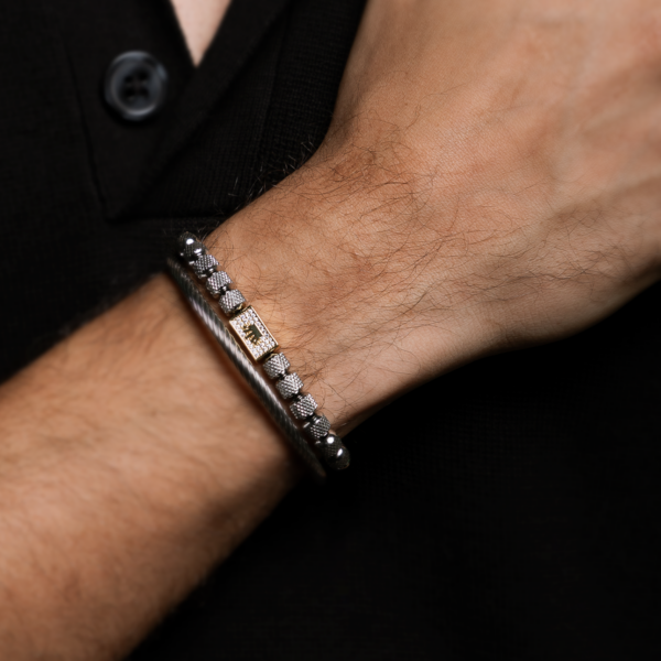 Pulseira Masculina Com Detalhes Dourados E Pingente De Coroa Cravejada Aço Inox Sofisticado