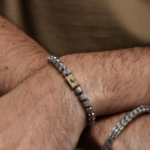 Pulseira Masculina Com Pingente Retangular De Coroa Cravejado Em Zircônias Em Aço Inox PVD Prata