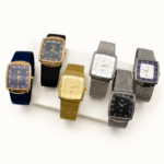 Relógio Nero Quadrado com Mostrador Texturizado e Pulseira Mesh em Aço Inoxidável